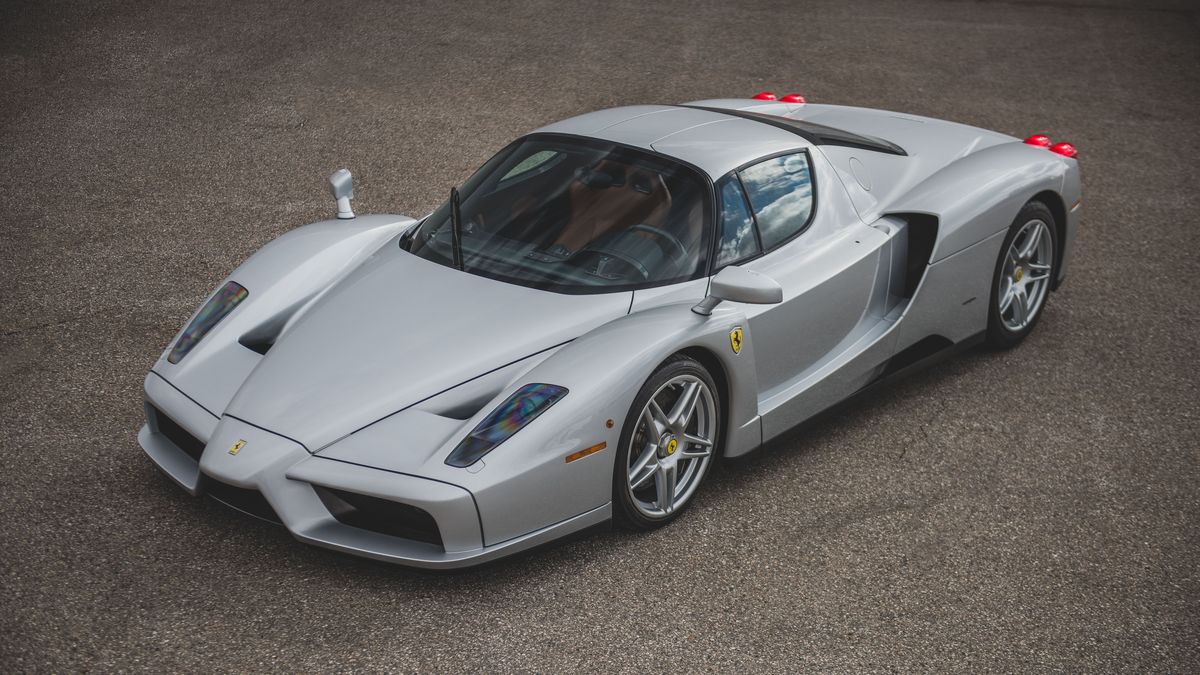 L’ultima Ferrari Enzo “unboxed”.  Questo straordinario esemplare ha percorso 227 km ed è praticamente nuovo di zecca